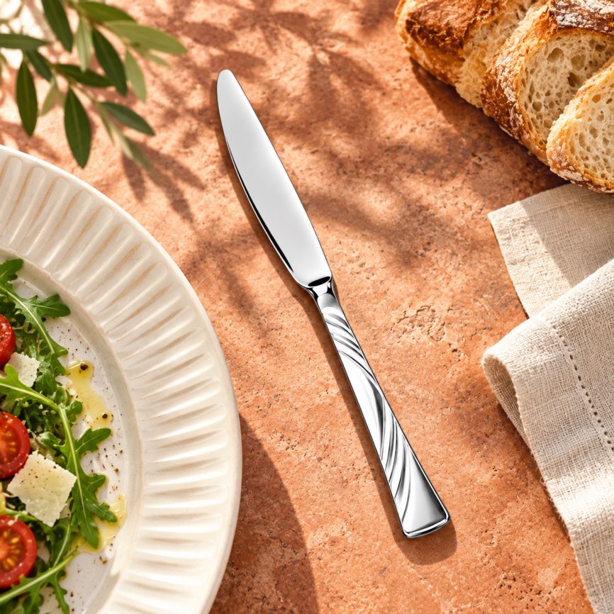 Gökkuşağı Yemek Bıçağı sofrada – kullanım görseli