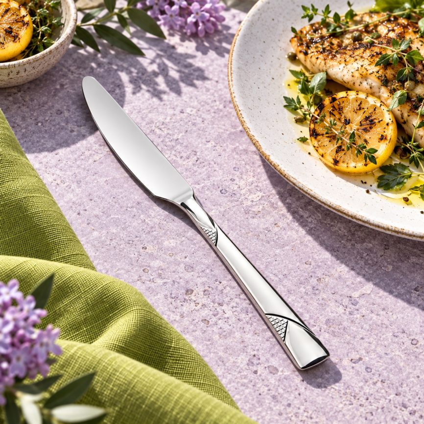 Gümüş Yemek Bıçağı sofrada – kullanım görseli