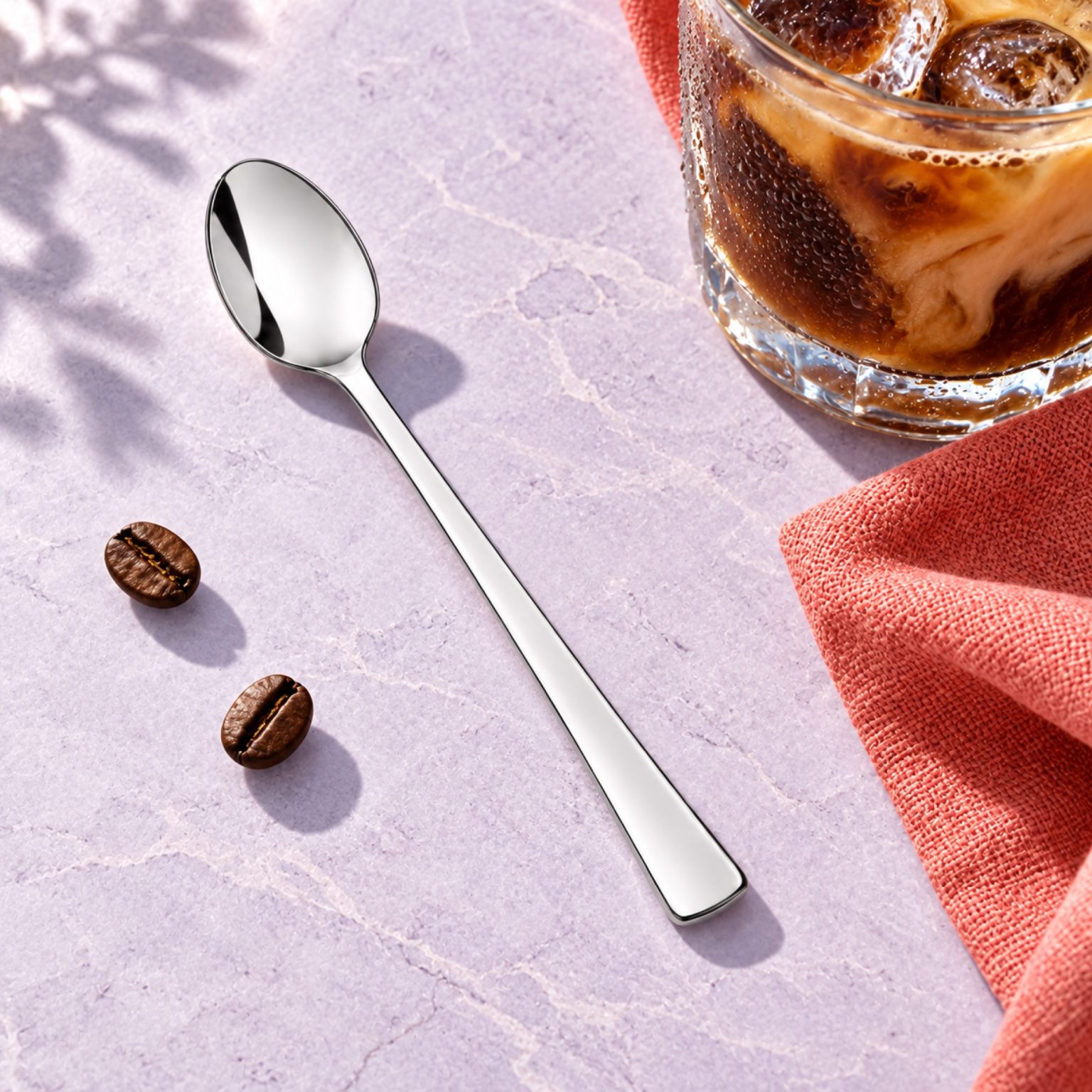 Platin Nescafe Kaşığı sofrada – kullanım görseli