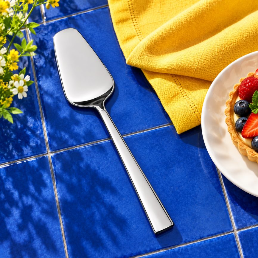 Platin Servis Spatulası sofrada – kullanım görseli