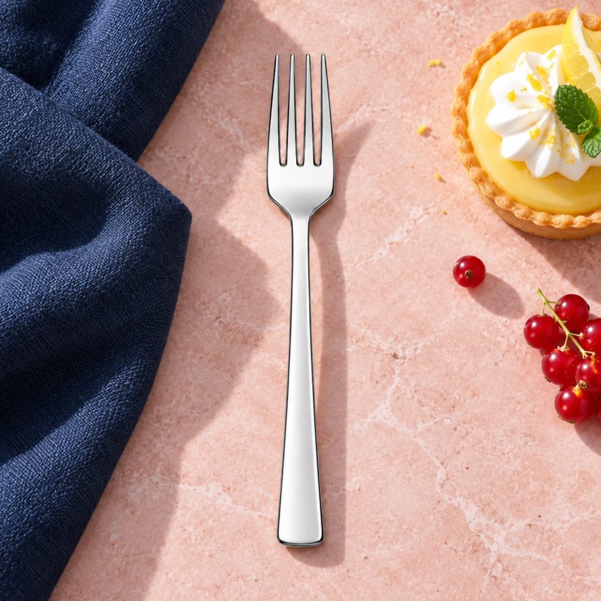 Platin Tatlı Çatalı sofrada – kullanım görseli